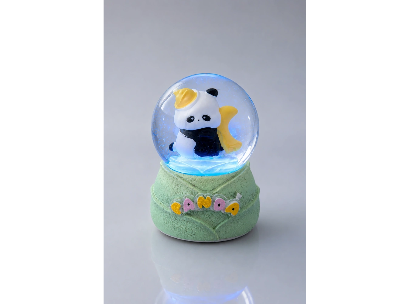 Yeşil Renk Panda Figürlü Işıklı Küçük  Kar Küresi