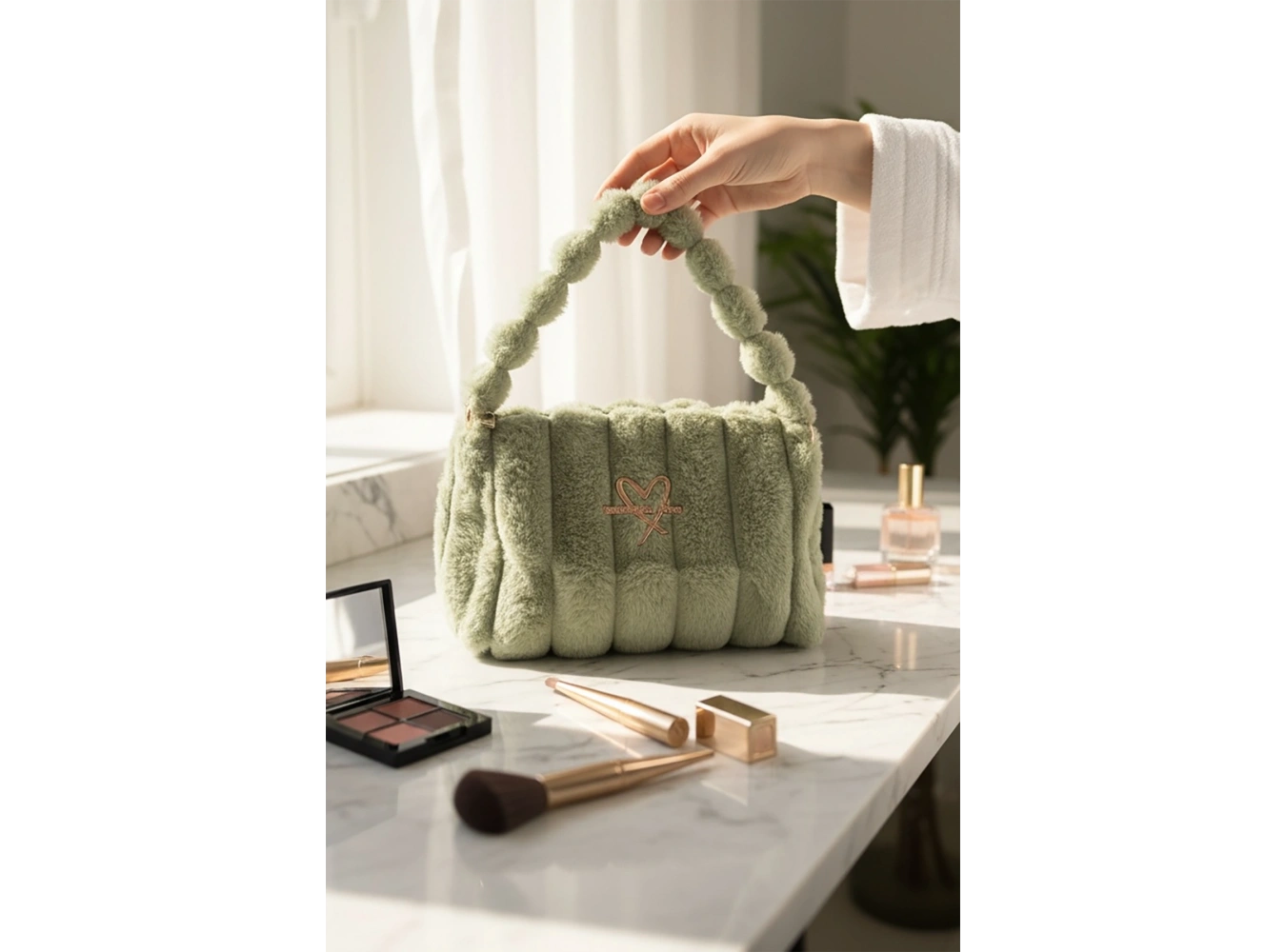 Yeşil Renk Peluş Makyaj Çantası