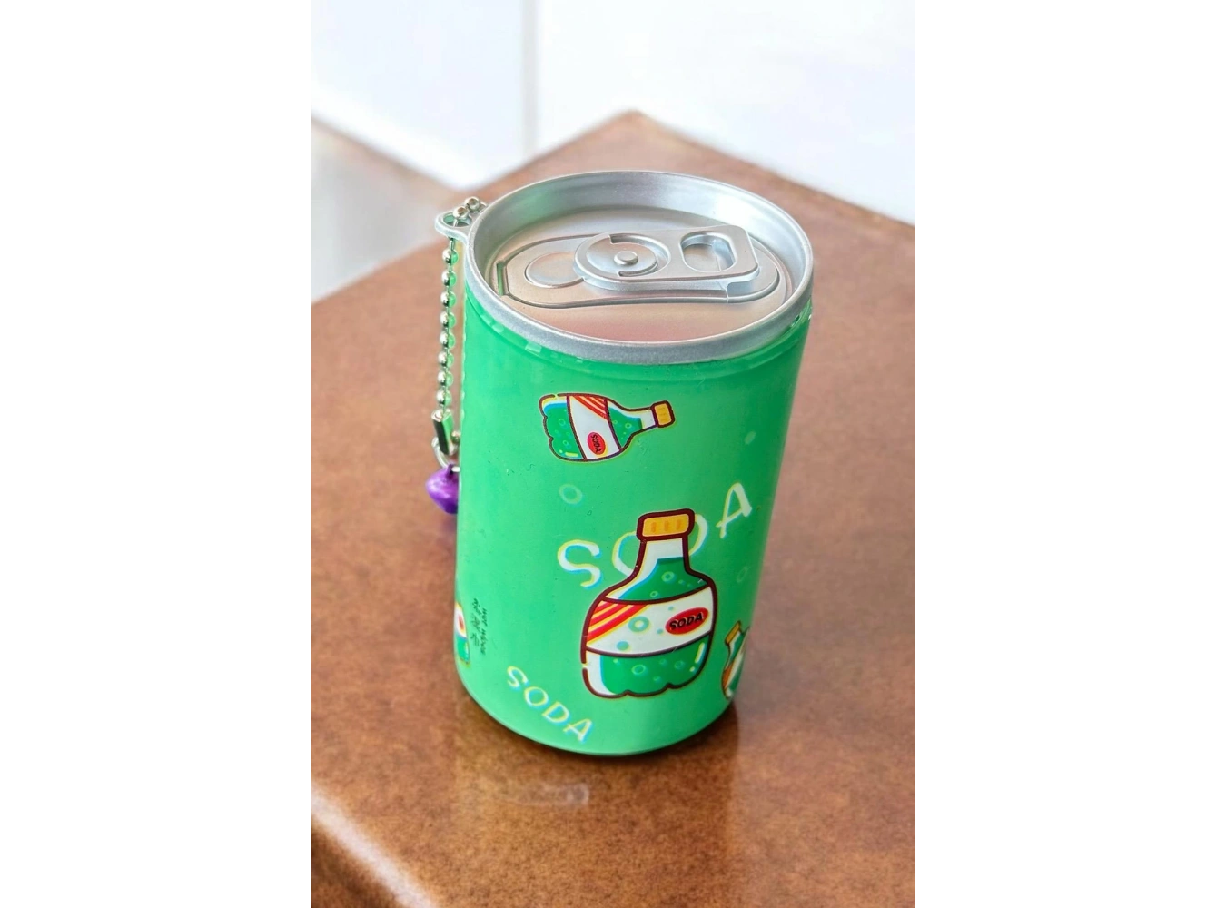 Yeşil Renk Soda Figürlü Anahtarlık Detaylı Kutulu Islak Mendil