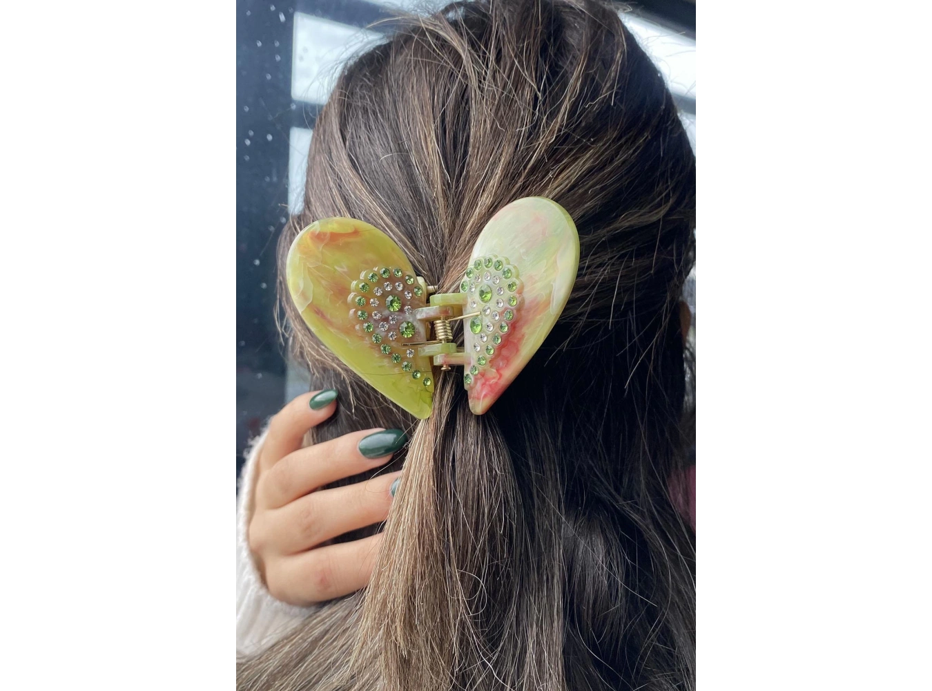 Yeşil Renk Taş Detaylı Kelebek Figürlü Kemik Mandal Toka