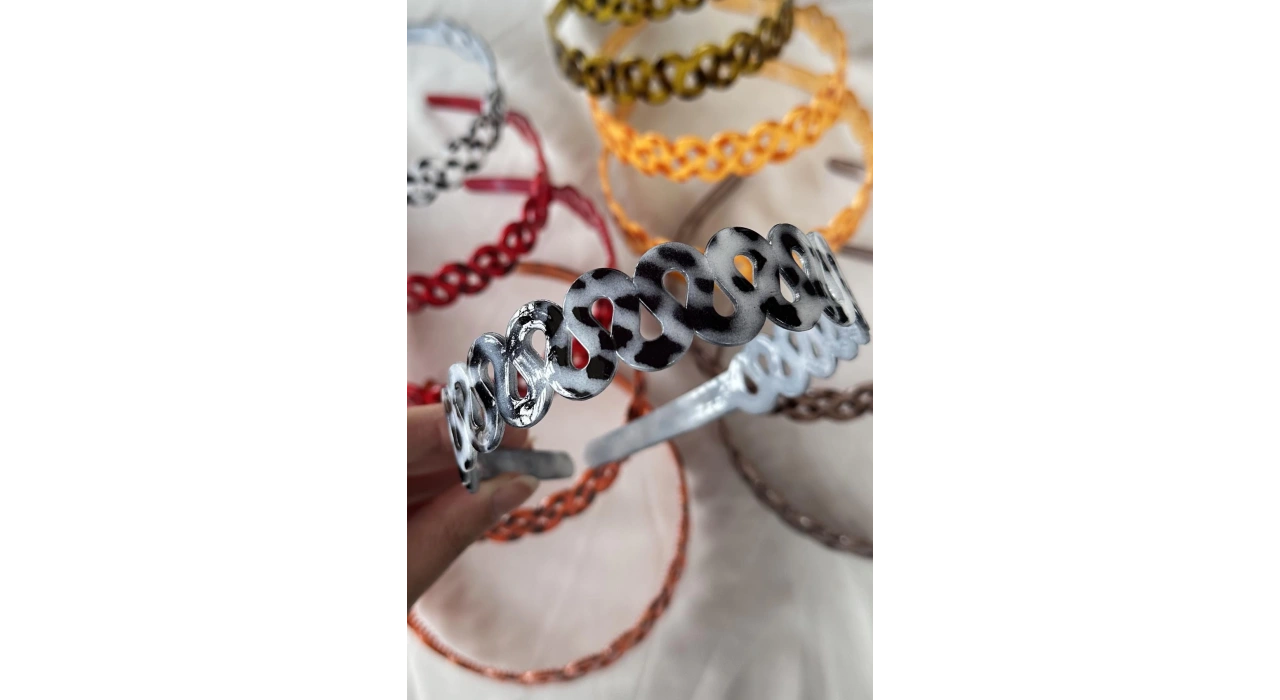 12li Karışık Renk Burgu Detaylı Taç