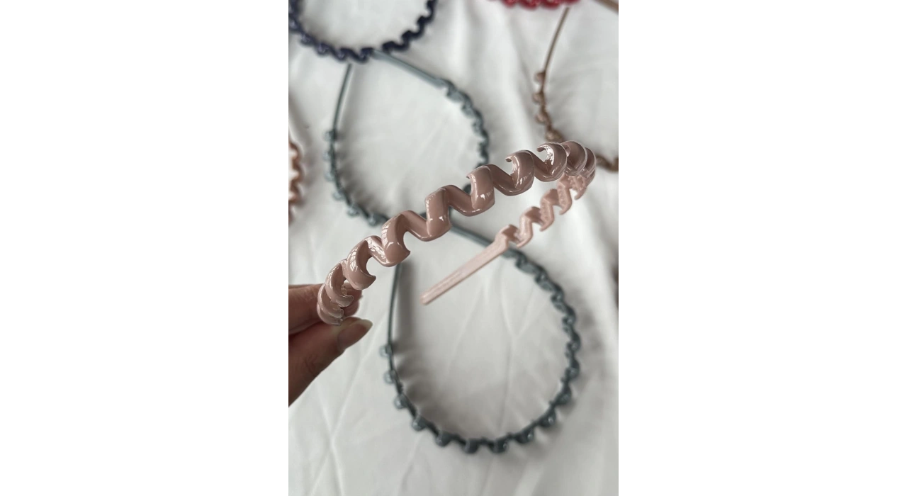 12li Karışık Renk Burgu Detaylı Taç