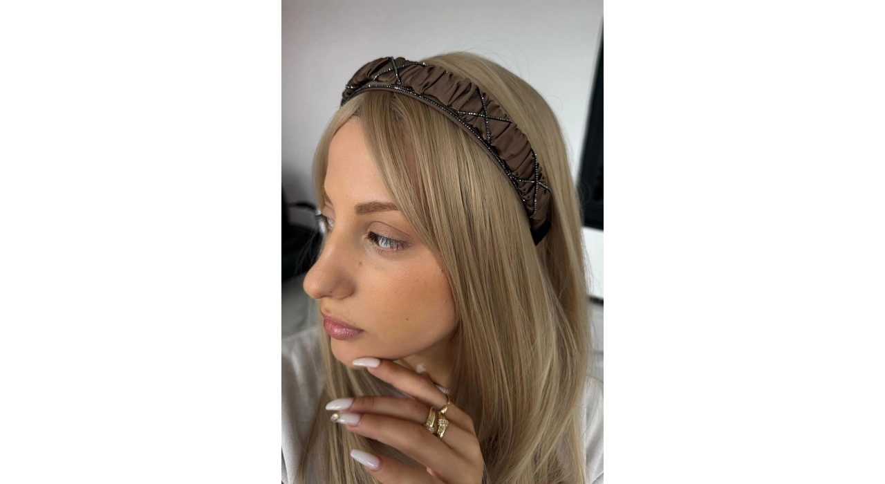 Açık Kahve Renk Taş Detaylı Taç