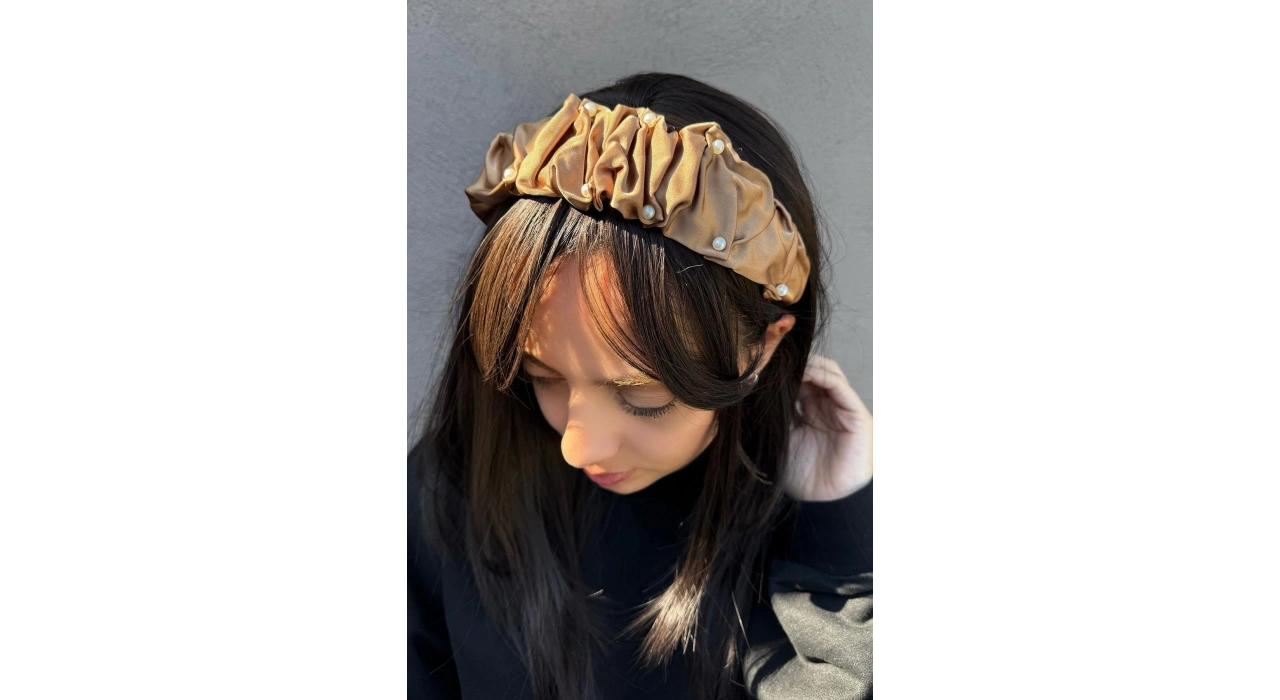 Açık Kahverengi İnci Detaylı Büzgülü Taç