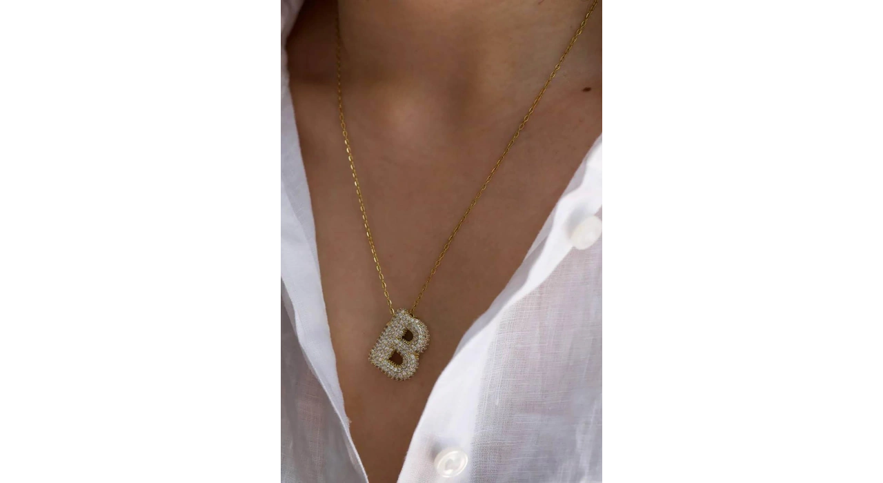 Altın Renk B Harf Taş Detaylı Çelik Kolye