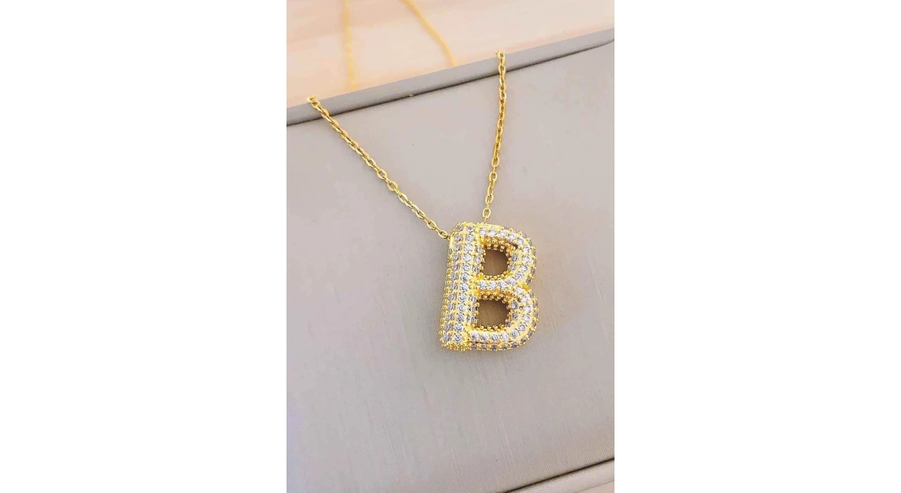 Altın Renk B Harf Taş Detaylı Çelik Kolye