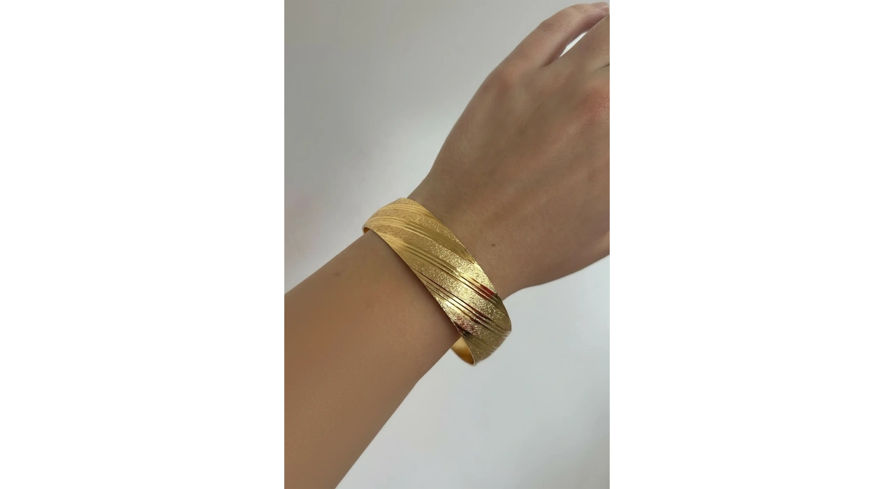 Altın Renk Çizgi Detaylı Kalın Bilezik