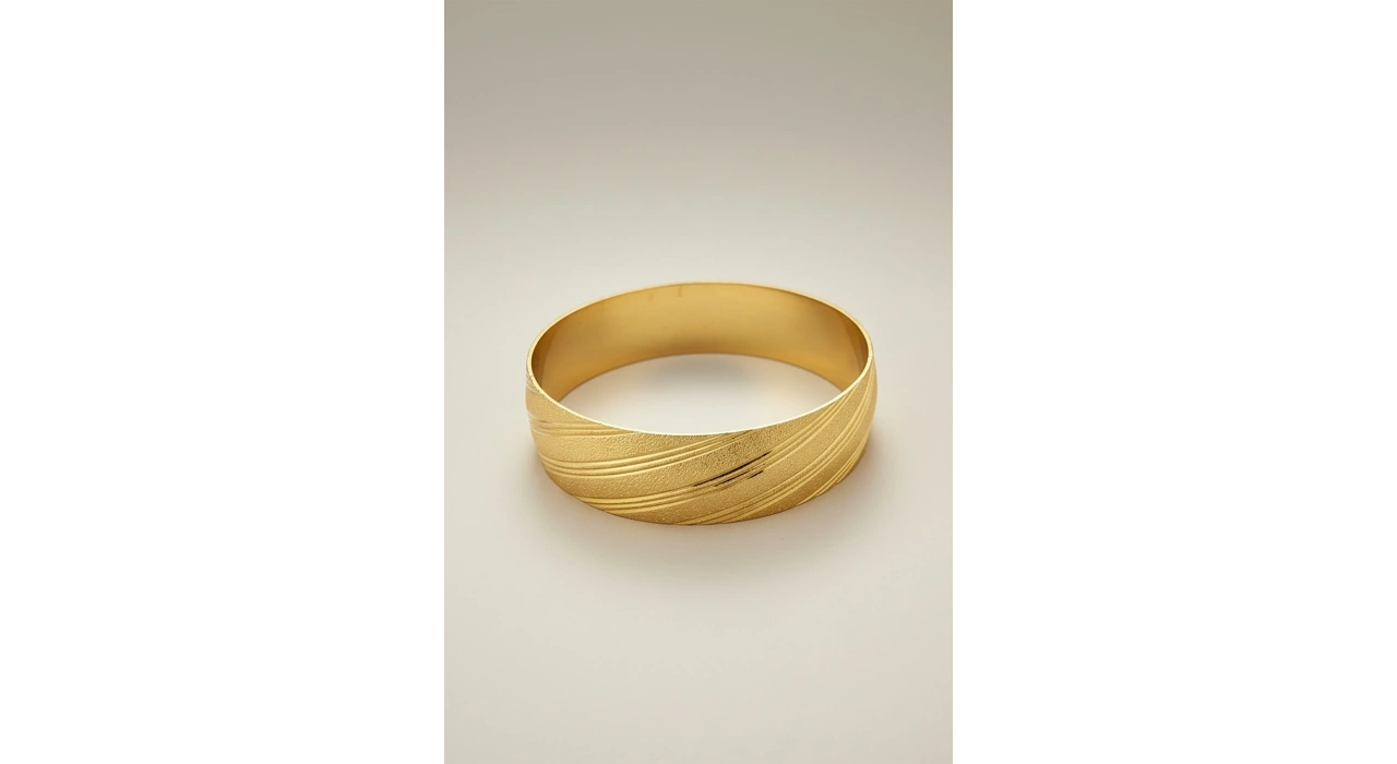 Altın Renk Çizgi Detaylı Kalın Bilezik