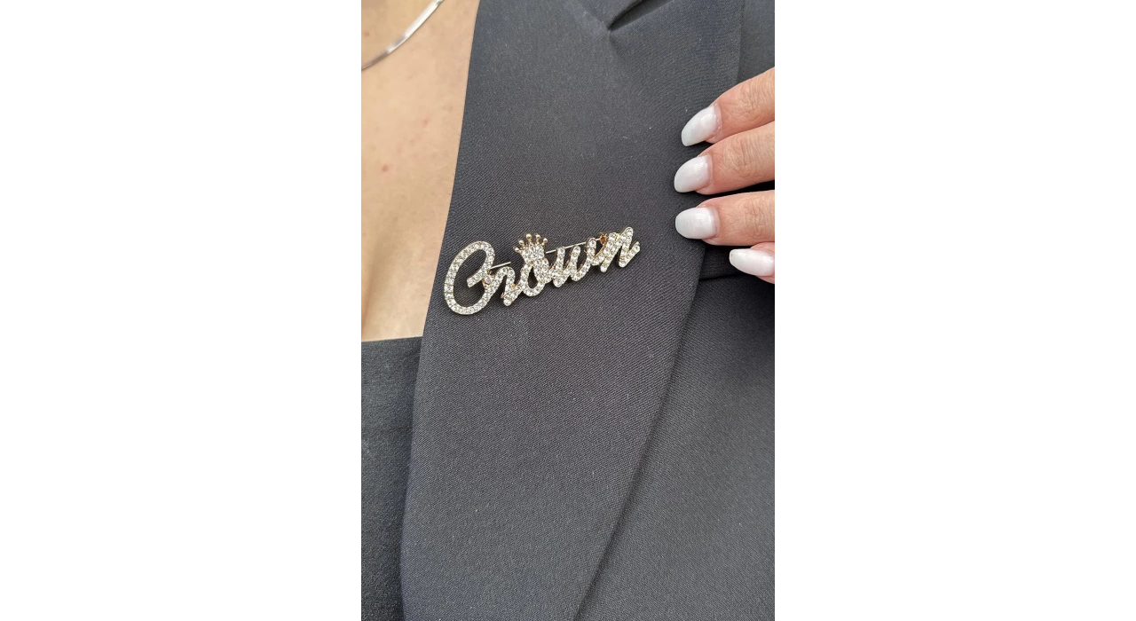 Altın Renk Crown Yazılı Taş Detaylı Broş