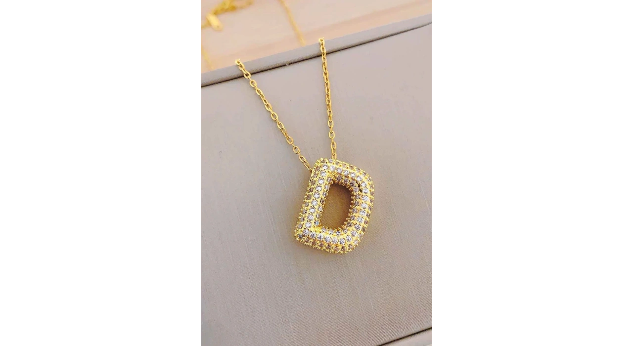 Altın Renk D Harf Taş Detaylı Çelik Kolye