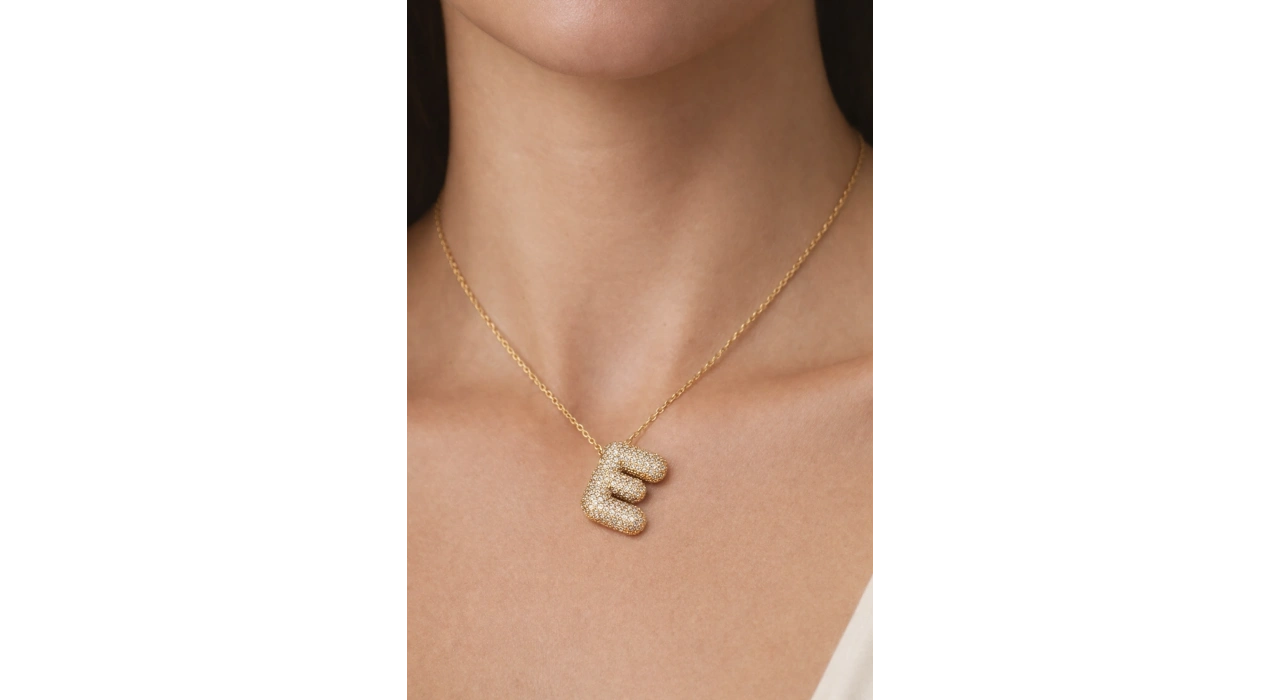 Altın Renk E Harf Taş Detaylı Çelik Kolye