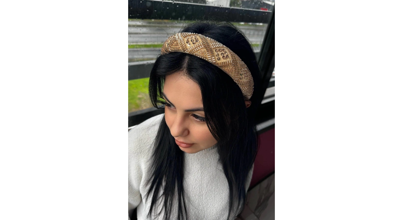 Altın Renk Kristal Boncuk Detaylı Taç