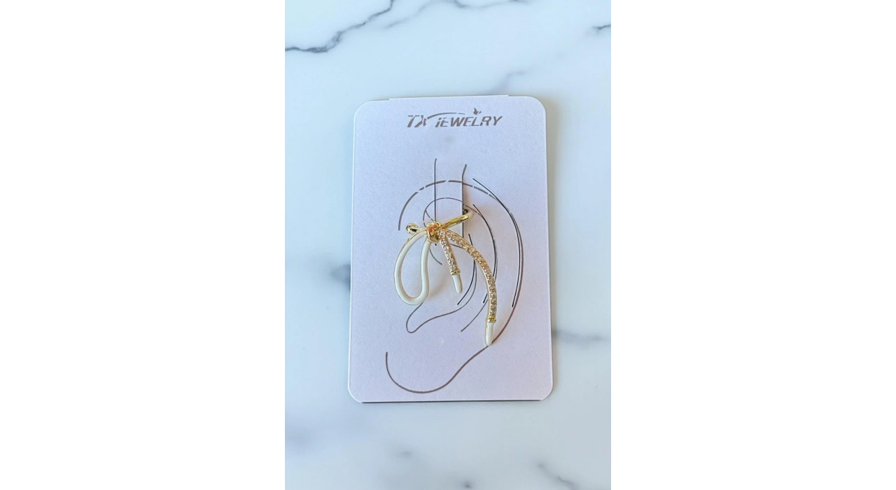 Altın Renk Kurdele Figürlü Taş Detaylı 14K Altın Kaplama TX Ear Cuff (Tek)