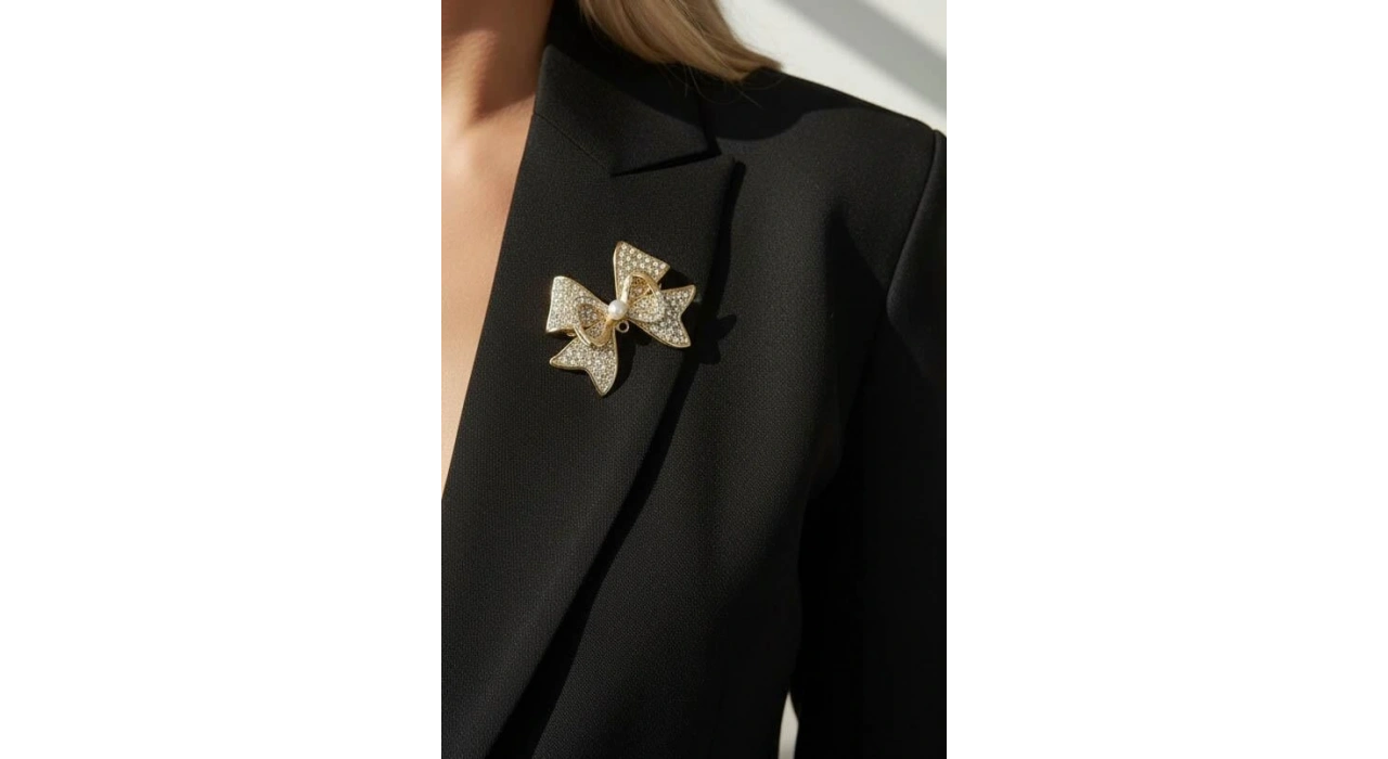 Altın Renk Kurdele Figürlü Taş Detaylı Broş