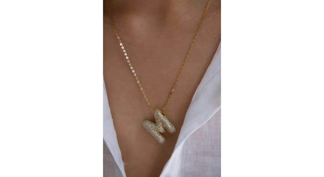 Altın Renk M Harf Taş Detaylı Çelik Kolye