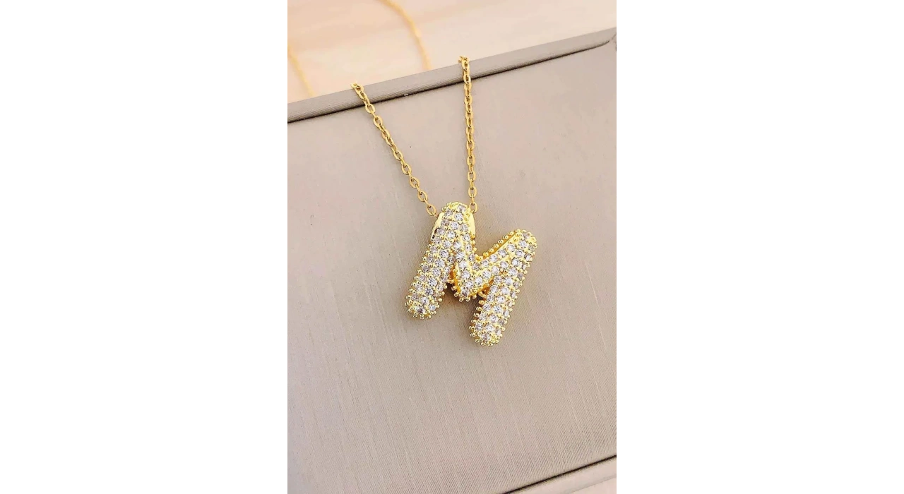 Altın Renk M Harf Taş Detaylı Çelik Kolye