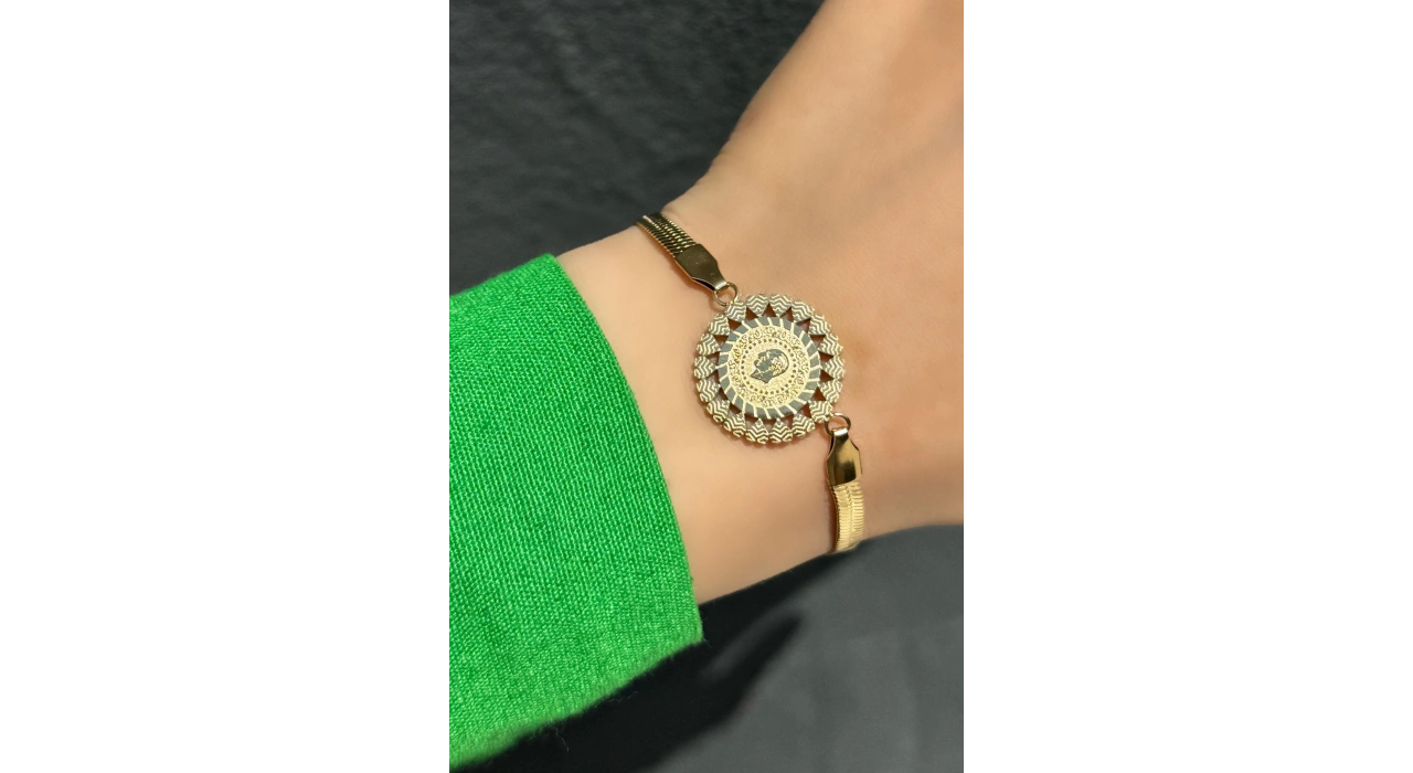 Altın Renk Madalyon Detaylı Çelik Bileklik