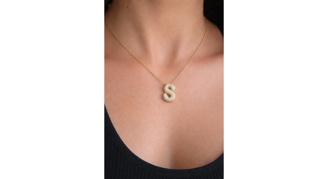 Altın Renk S Harf Taş Detaylı Çelik Kolye