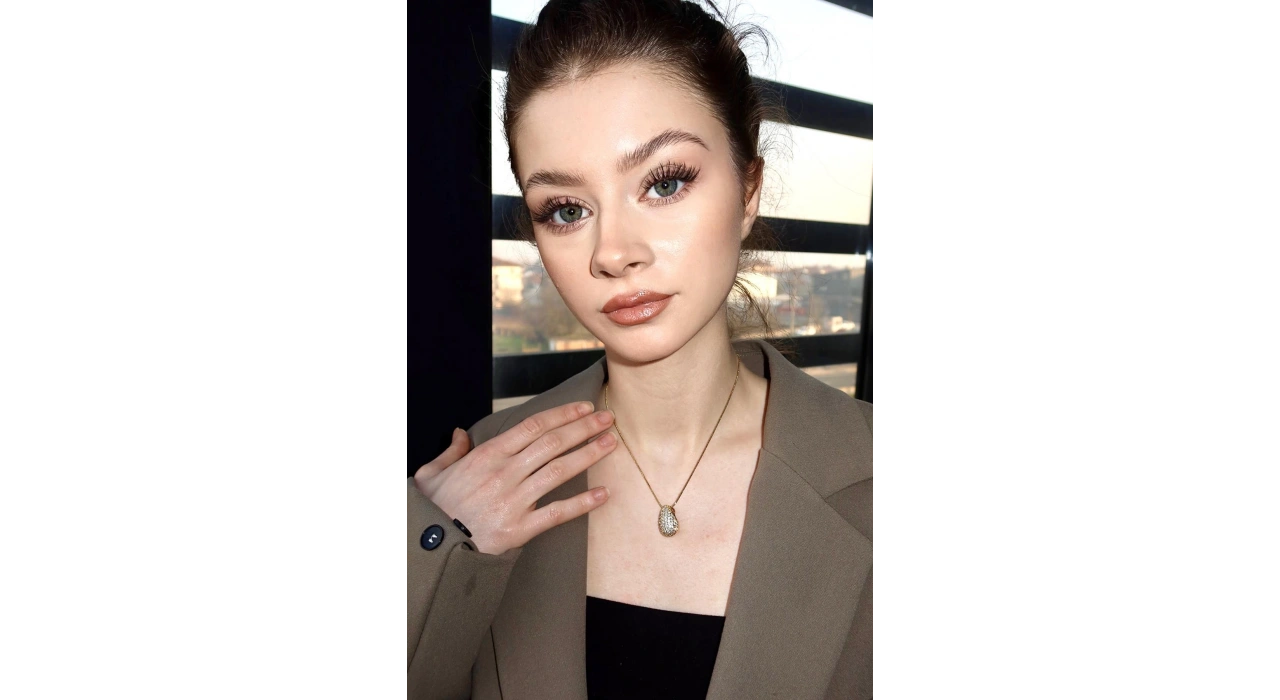 Altın Renk Taş Detaylı Çelik Bottega Kolye