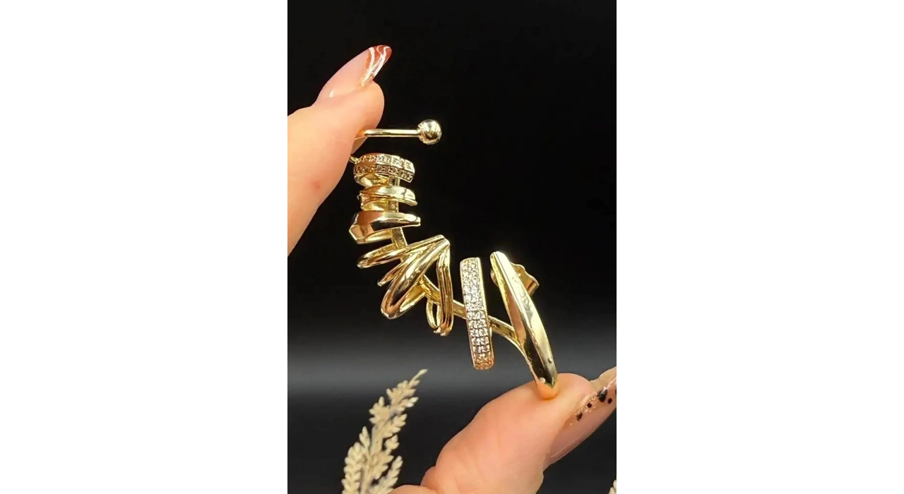 Altın Renk Taş Detaylı Kulak Aksesuarı (Tek)