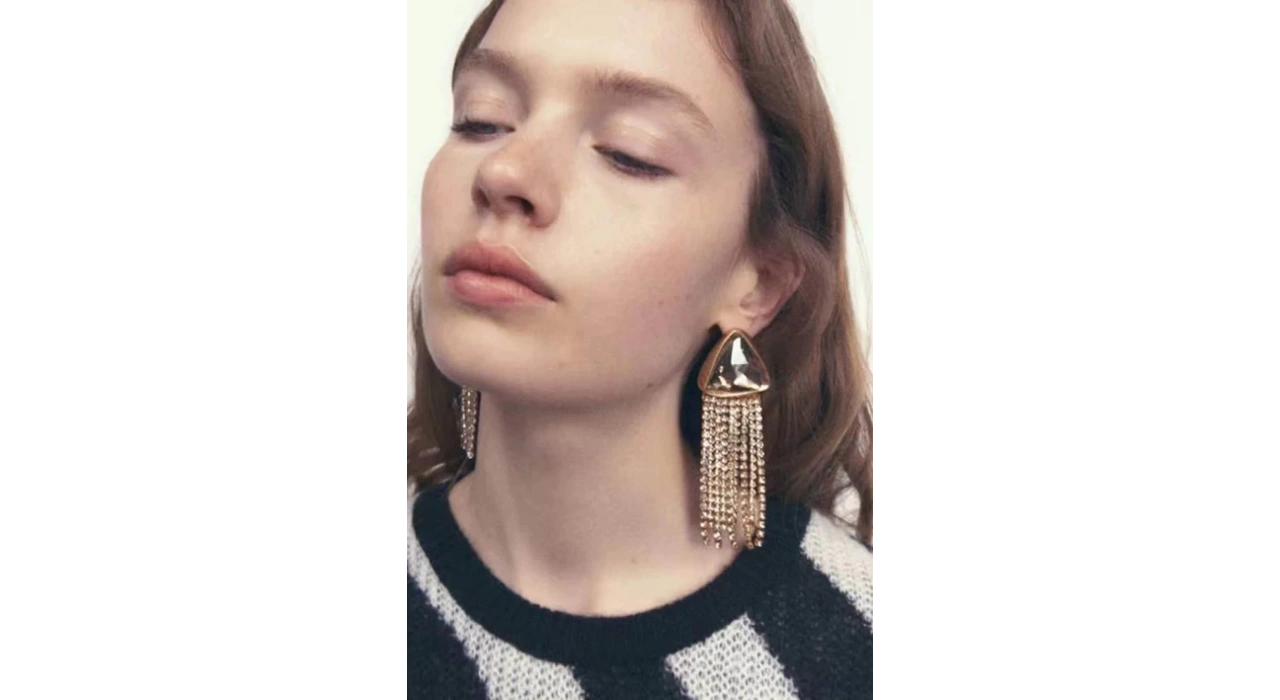 Altın Renk Taş Detaylı Sallantılı Abiye Küpe (Çift)