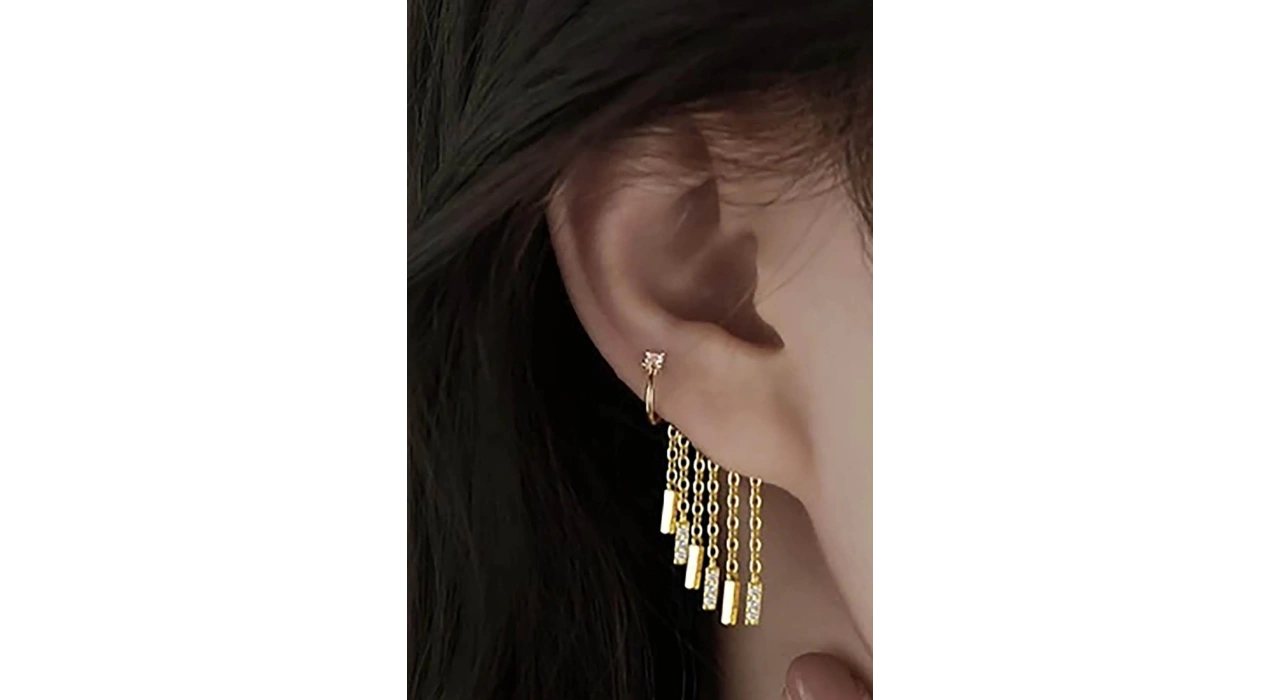 Altın Renk Taş Detaylı Sallantılı Cerrahi Çelik Piercing Kulak Aksesuarı (Tek)