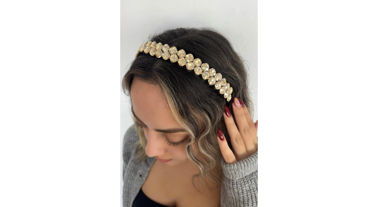 Altın Renk Taş Detaylı Taç