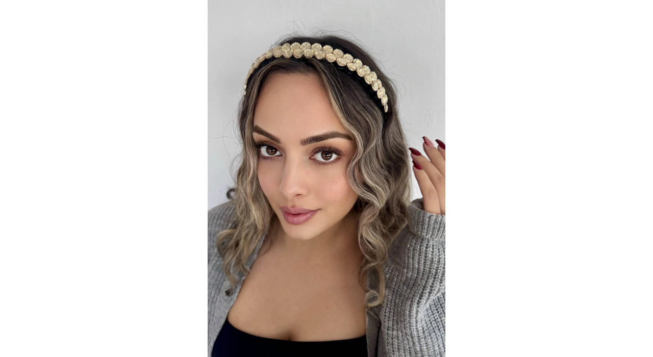 Altın Renk Taş Detaylı Taç