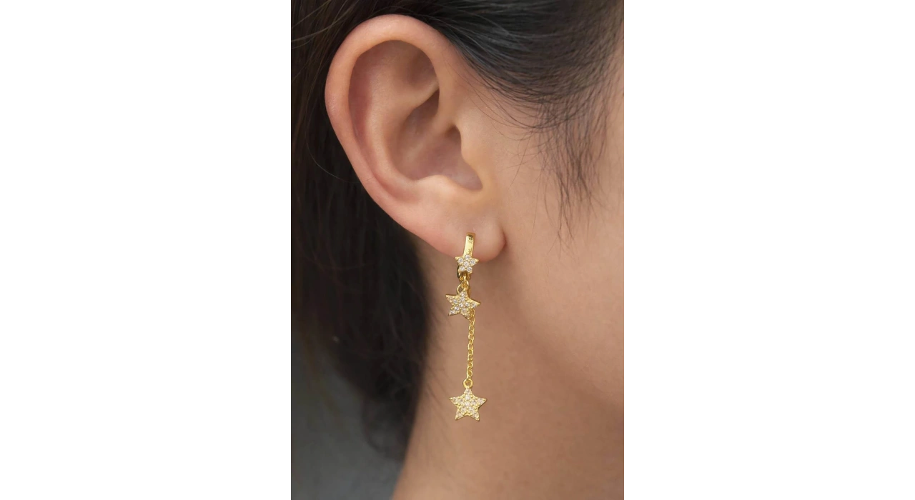 Altın Renk Yıldız Figürlü Sallantılı Küpe (Çift)