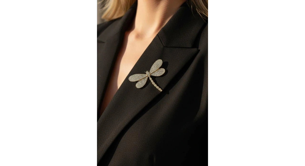 Altın Renk Yusufçuk Figürlü Taş Detaylı Broş