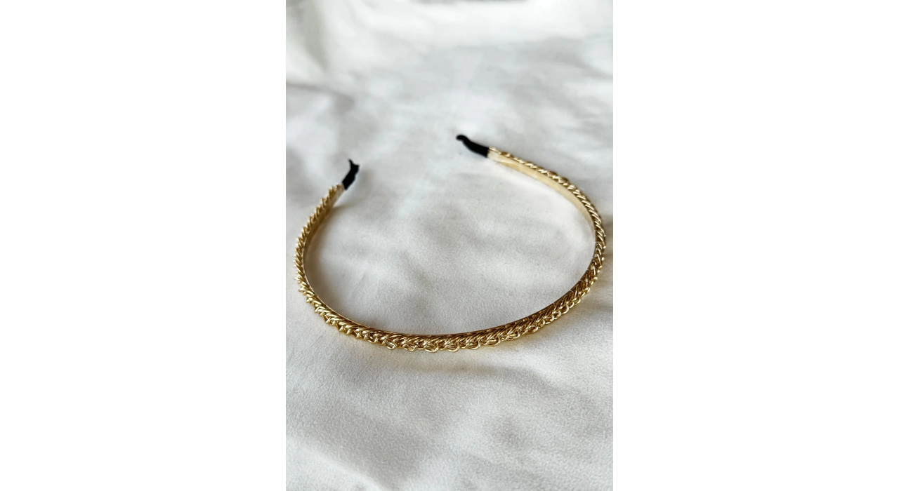 Altın Renk Zincir Detaylı Taç