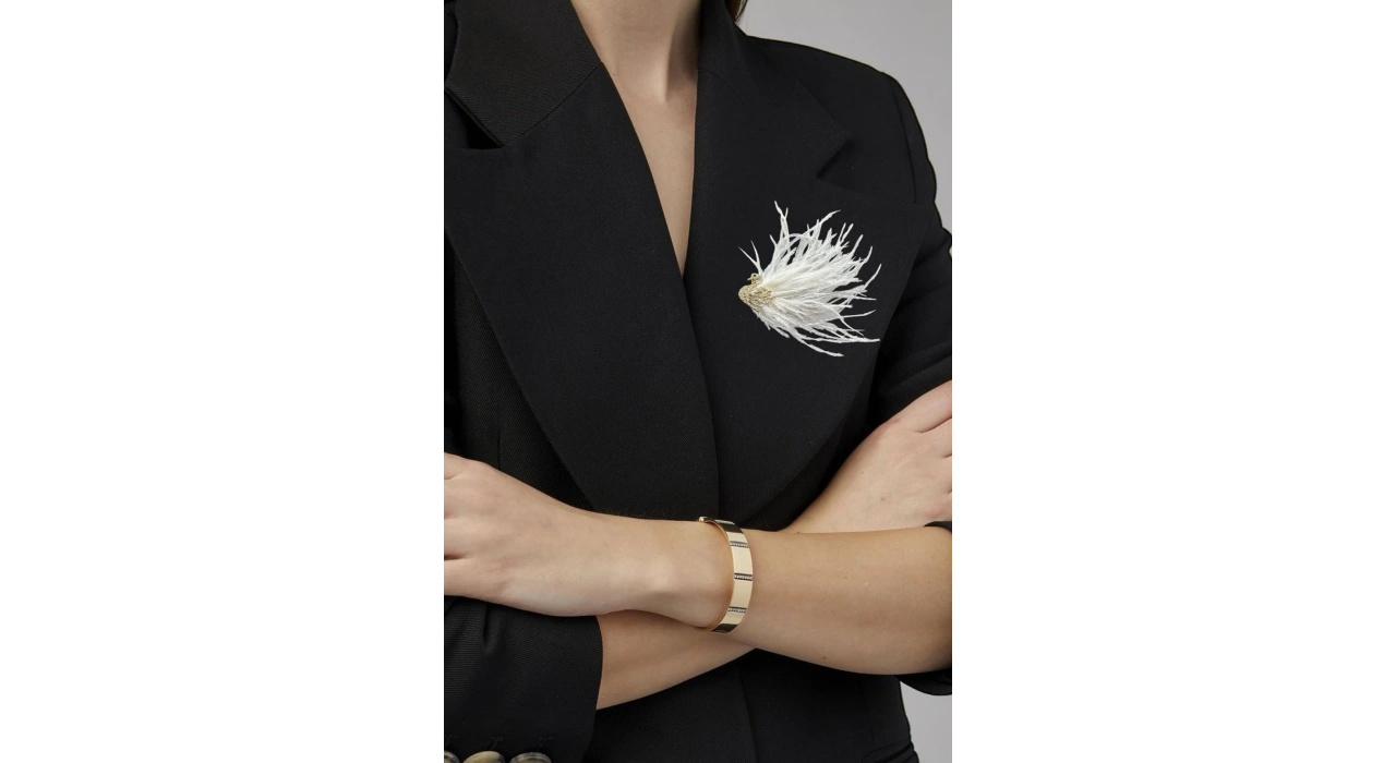 Altın Ve Beyaz Renk Kuş Figürlü Taşlı Broş