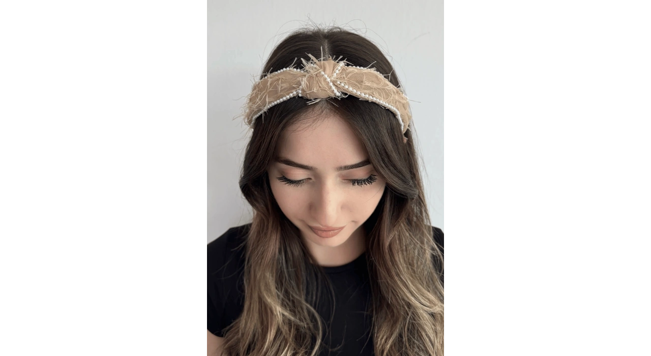 Bej Renk İnci Detaylı Taç