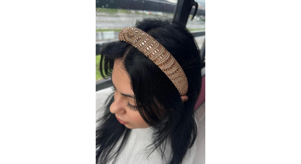 Bej Renk Kristal Taş Detaylı Taç