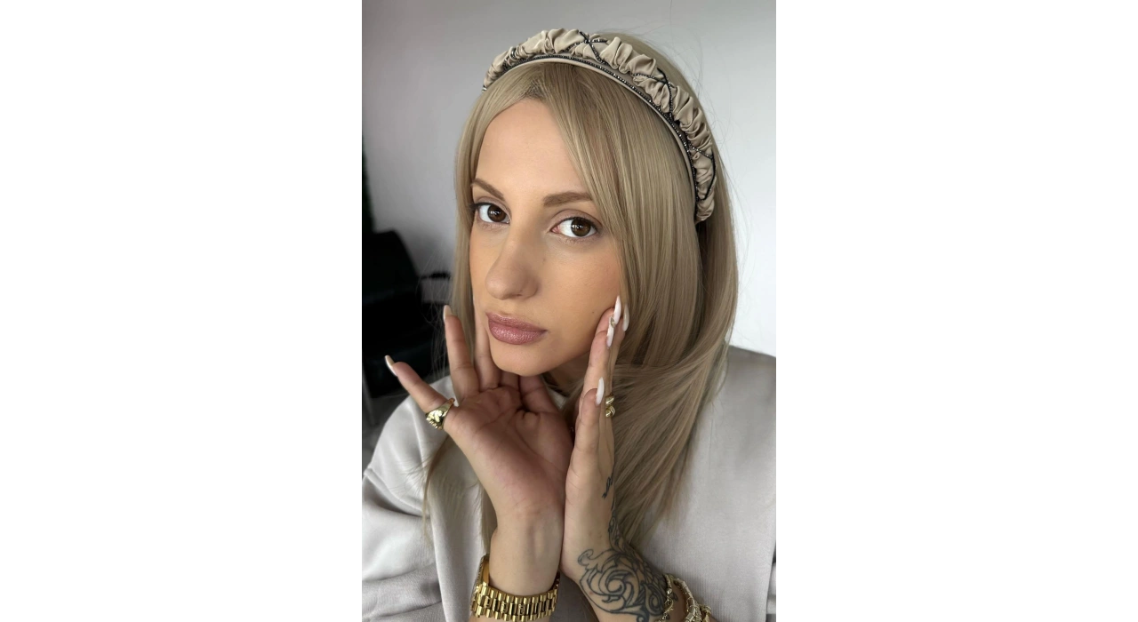 Bej Renk Taş Detaylı Taç