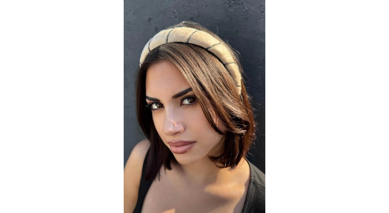 Bej Renk Taş Detaylı Taç