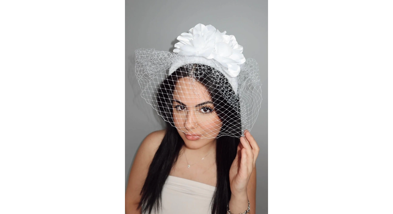 Beyaz Renk Çiçek Detaylı Saç Aksesuarı/ Nikah Düğün Gelin Taç