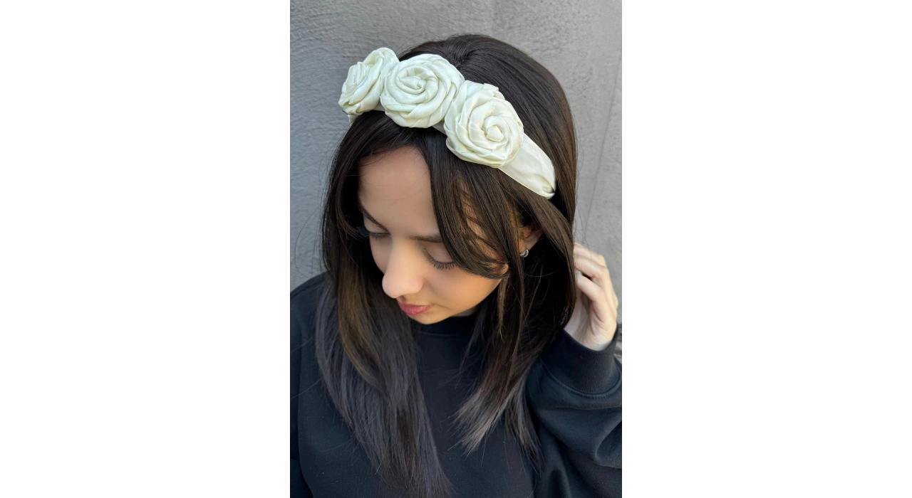 Beyaz Renk Gül Detaylı Taç
