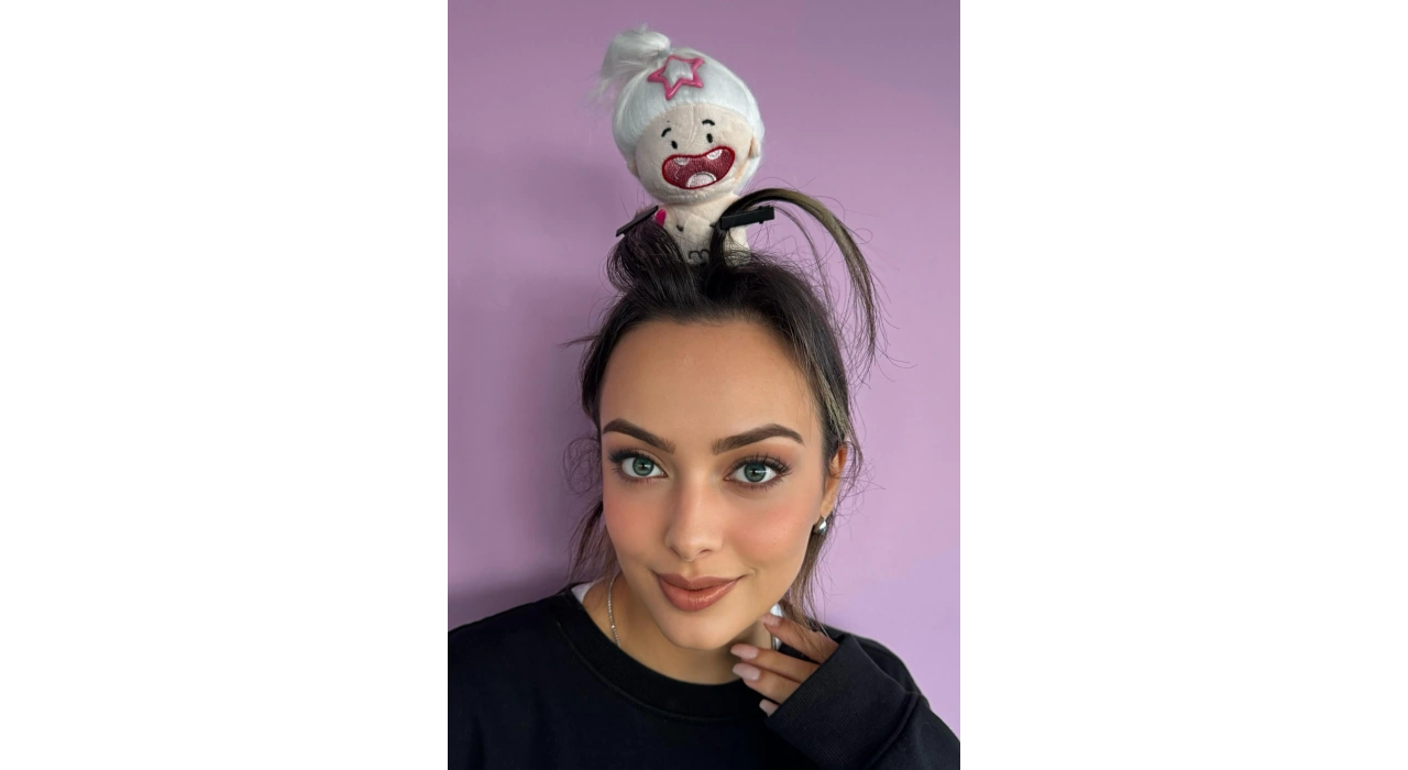 Beyaz Renk Kız Figürlü Perçem Tokası Detaylı Taç