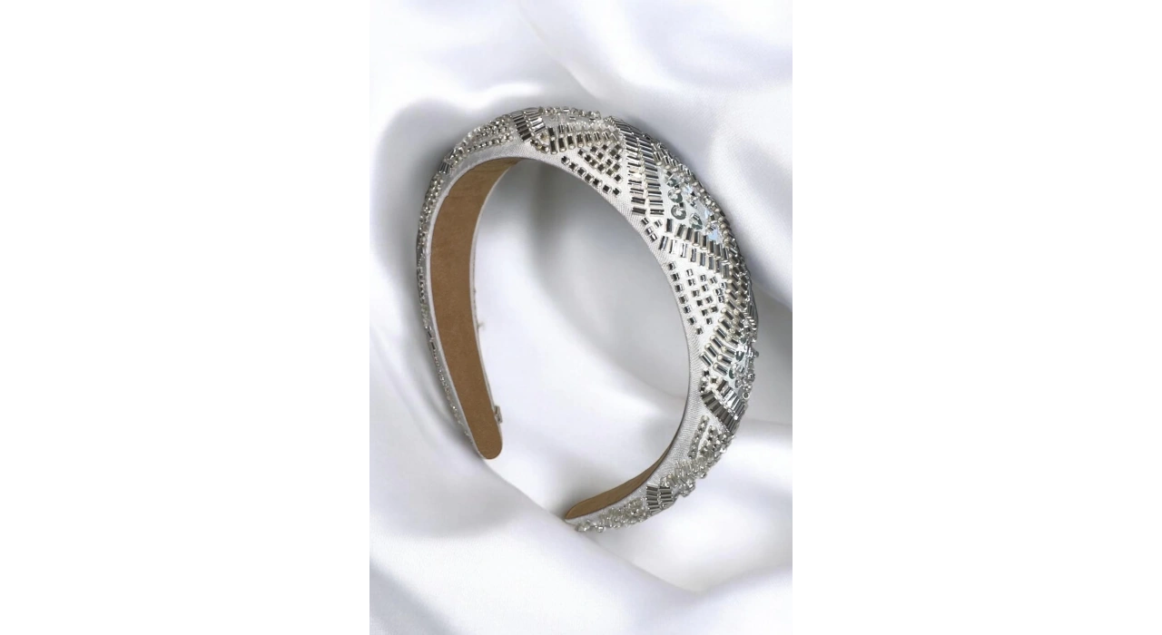 Beyaz Renk Kristal Boncuk Detaylı Taç