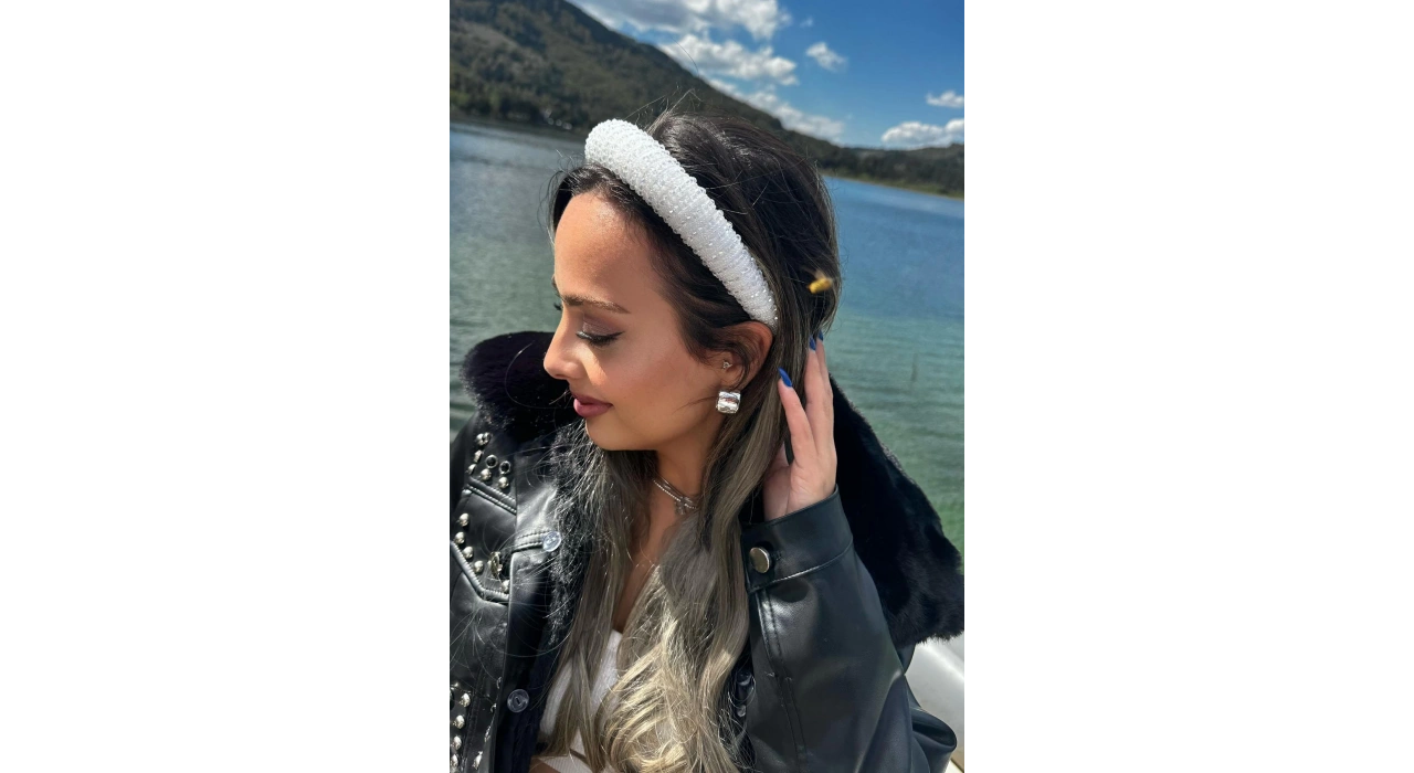 Beyaz Renk Kristal Taş Detaylı Taç