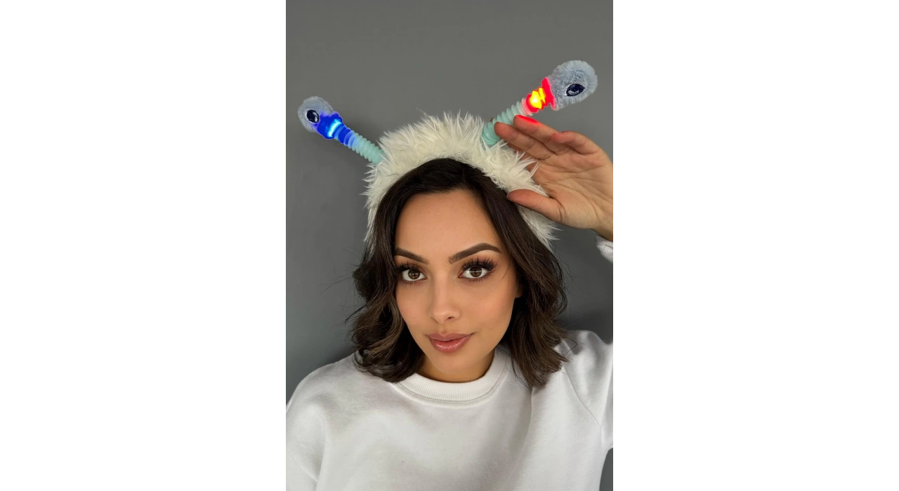 Beyaz Renk Kulakları Oynayan Işıklı Peluş Taç