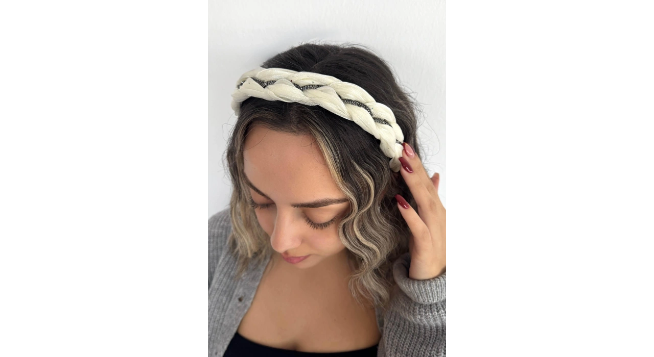 Beyaz Renk Taş Detaylı Örgülü Taç