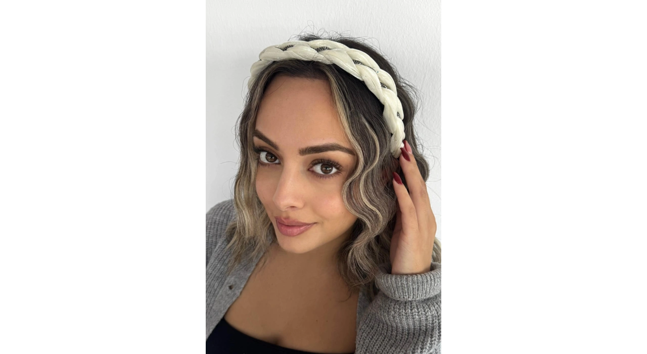 Beyaz Renk Taş Detaylı Örgülü Taç