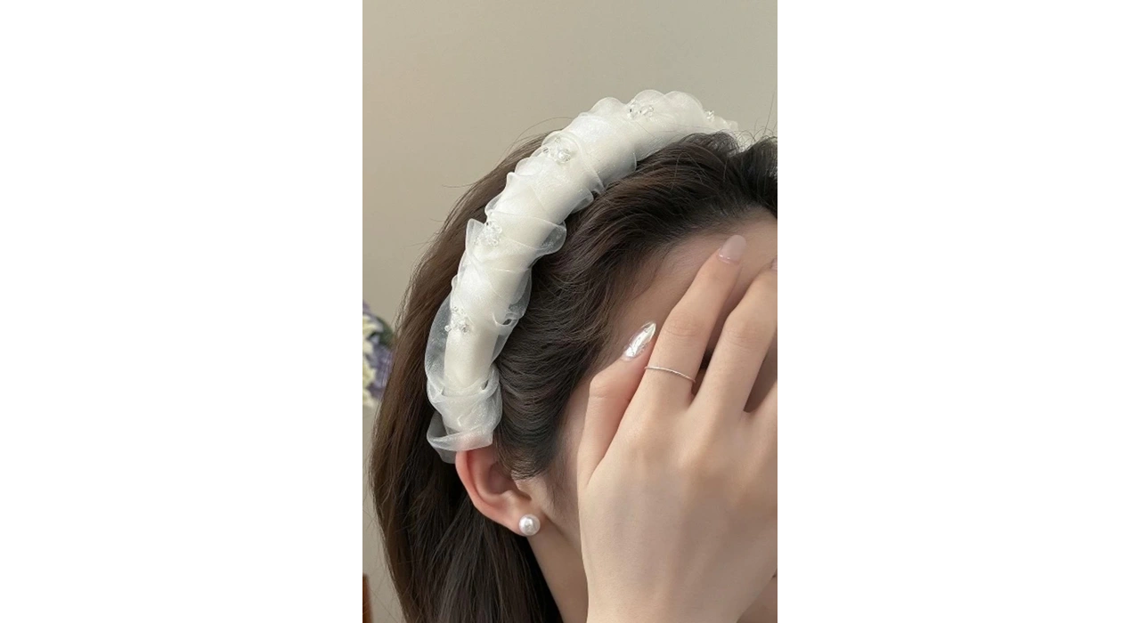 Beyaz Renk Taş Detaylı Taç