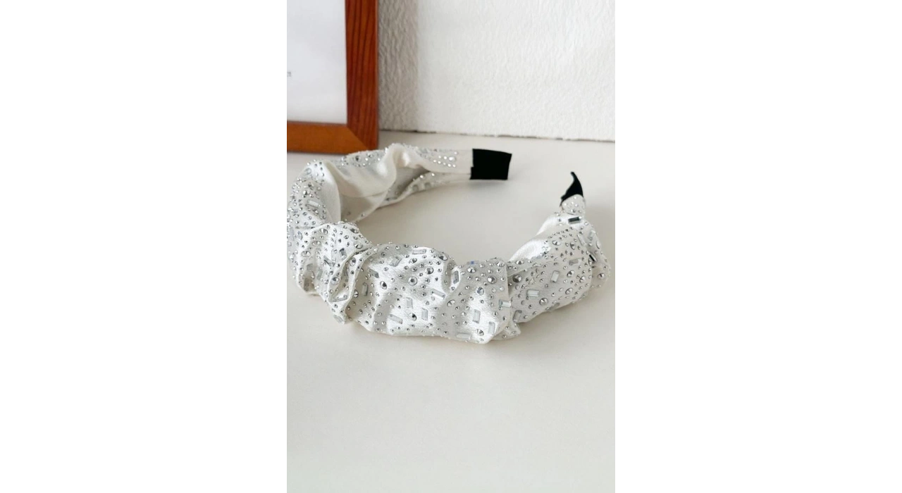 Beyaz Renk Taş Detaylı Taç