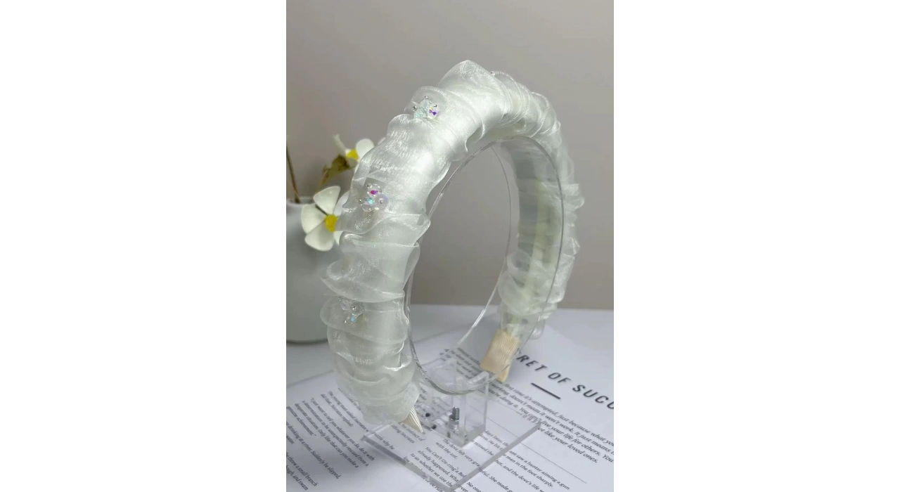 Beyaz Renk Taş Detaylı Taç