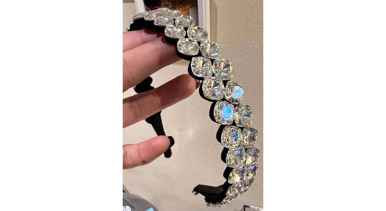 Beyaz Renk Taş Detaylı Tasarım Taç