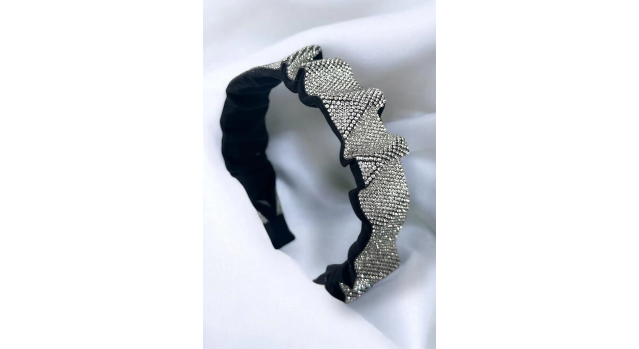 Beyaz Renk Taşlı Büzgü Detaylı Taç