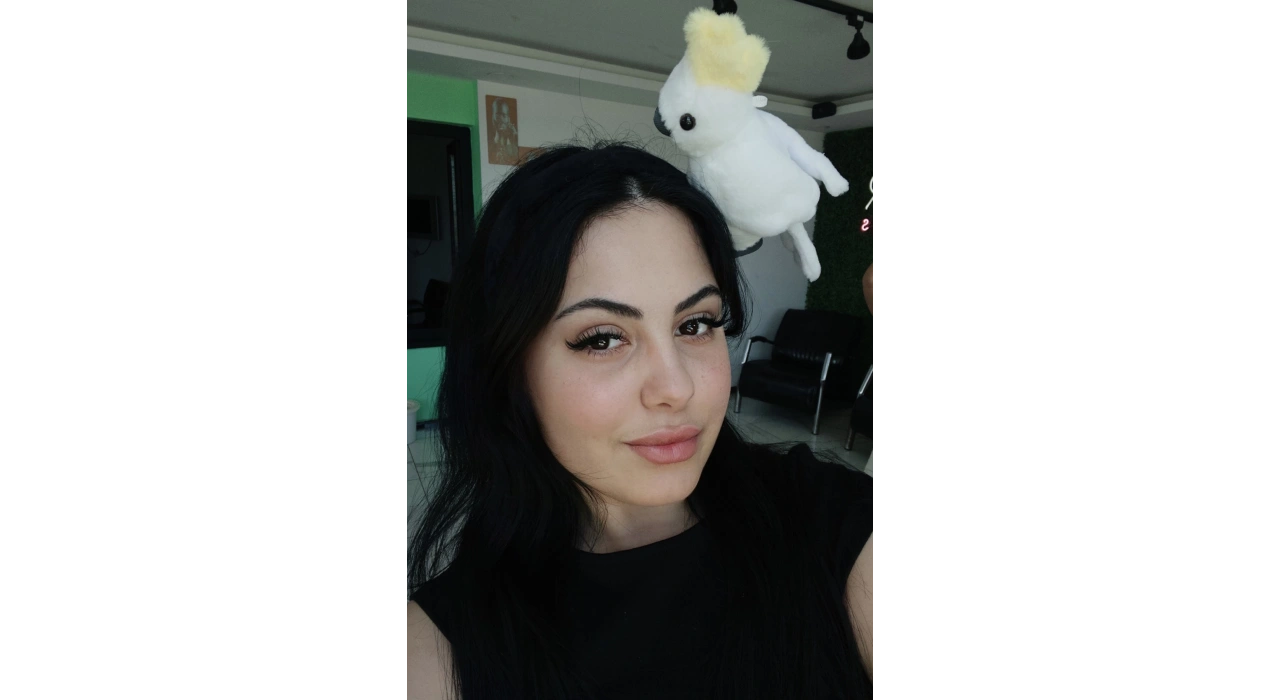 Beyaz Ve Sarı Renk Papağan Figürlü Taç